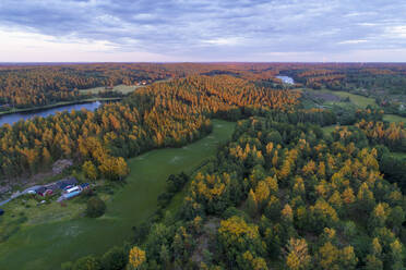 Ein See bei Sonnenuntergang in der Region Tjust, Südostschweden - TAMF02154