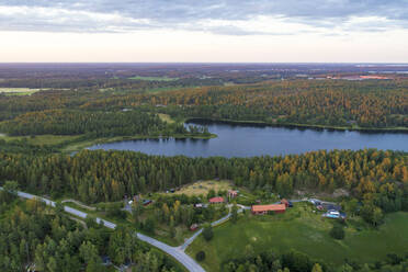 Ein See bei Sonnenuntergang in der Region Tjust, Südostschweden - TAMF02156