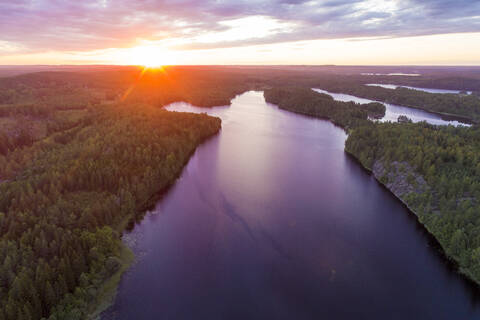 Ein See bei Sonnenuntergang in der Region Tjust, Südostschweden, lizenzfreies Stockfoto