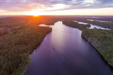 Ein See bei Sonnenuntergang in der Region Tjust, Südostschweden - TAMF02157