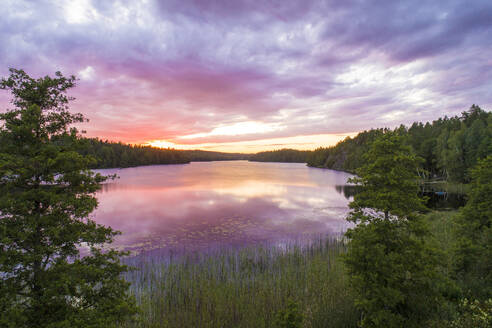 Ein See bei Sonnenuntergang in der Region Tjust, Südostschweden - TAMF02158