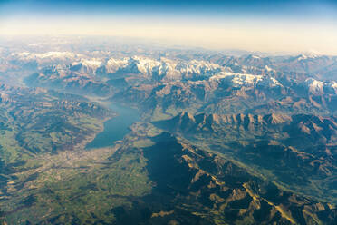 Luftaufnahme von Landschaft und Alpen, Südostfrankreich - TAMF02161