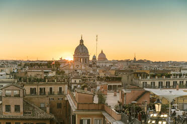 Die Skyline von Rom mit San Carlo al Corso und dem Petersdom vor Sonnenuntergang von der Spanischen Treppe aus gesehen, Italien - TAM02163