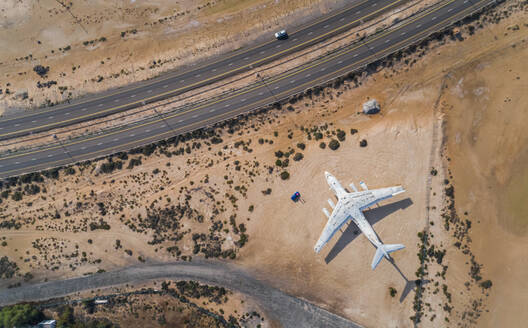 Luftaufnahme des alten, verlassenen russischen Frachtflugzeugs auf dem Flughafen Umm Al Quwain, Vereinigte Arabische Emirate. - AAEF02698