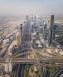 Luftaufnahme der Verkehrsspuren und Wolkenkratzer in Dubai, V.A.E. - AAEF02703