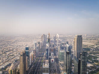 Luftaufnahme der Verkehrsspuren und Wolkenkratzer in Dubai, V.A.E. - AAEF02704