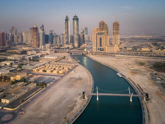 Luftaufnahme des Dubai-Kanals und der Wolkenkratzer in den Vereinigten Arabischen Emiraten. - AAEF02705
