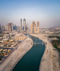 Luftaufnahme des Dubai-Kanals und der Wolkenkratzer in den Vereinigten Arabischen Emiraten. - AAEF02706