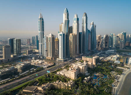 Luftaufnahme von Wolkenkratzern in Strandnähe in Dubai, V.A.E. - AAEF02707