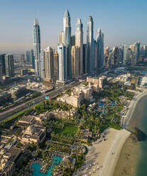 Luftaufnahme des Strandes und der Wolkenkratzer in Dubai, V.A.E. - AAEF02708