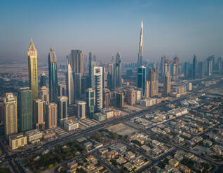 Luftaufnahme des beeindruckenden Burj-Khalifa-Turms inmitten anderer Wolkenkratzer in Dubai, V.A.E. - AAEF02709