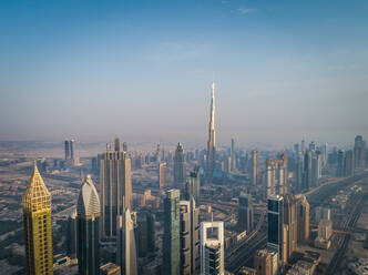 Luftaufnahme des beeindruckenden Burj-Khalifa-Turms inmitten anderer Wolkenkratzer in Dubai, V.A.E. - AAEF02710