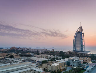 Luftaufnahme des luxuriösen Burj Al Arab Hotels und der Häuser im Vorort von Dubai, V.A.E. - AAEF02714