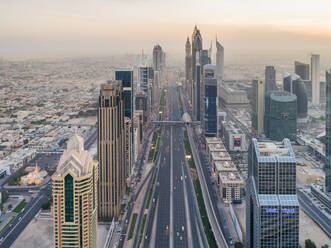 Luftaufnahme der Verkehrsspuren und Wolkenkratzer in Dubai bei Sonnenuntergang, V.A.E. - AAEF02716