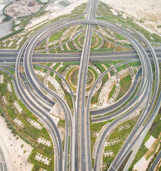 Luftaufnahme geometrischer Fahrspuren in Dubai, V.A.E. - AAEF02718