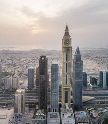 Luftaufnahme des Al Yaqoub Tower mit dem Meer im Hintergrund in Dubai, V.A.E. - AAEF02727