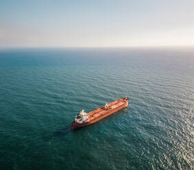 Luftaufnahme eines Schiffes auf dem Mittelmeer im Libanon. - AAEF02744