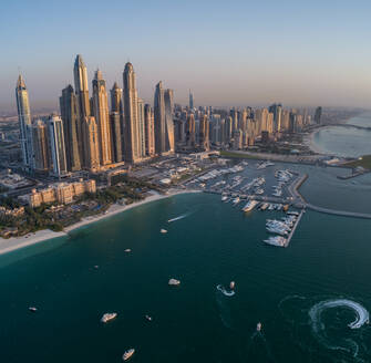 Luftaufnahme der Wolkenkratzer und des Hafens des Dubai International Marine Club, V.A.E. - AAEF02749