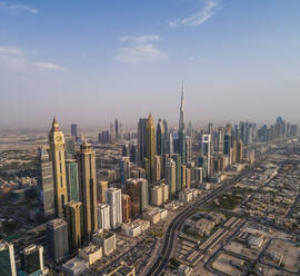 Luftaufnahme des beeindruckenden Burj Khalifa und anderer Wolkenkratzer in Dubai, V.A.E. - AAEF02750