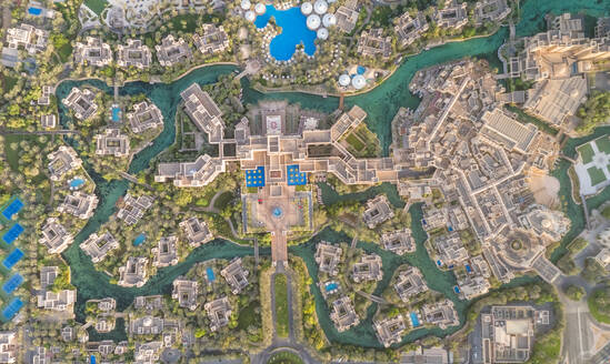 DUBAI, Vereinigte Arabische Emirate - 25. AUGUST 2017: Luftaufnahme des Madinat Jumeirah Resort. - AAEF02751