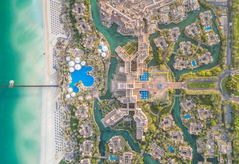 DUBAI, Vereinigte Arabische Emirate - 25. AUGUST 2017: Luftaufnahme des Madinat Jumeirah Resort. - AAEF02752
