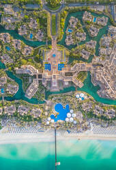 DUBAI, Vereinigte Arabische Emirate - 25. AUGUST 2017: Luftaufnahme des Madinat Jumeirah Resort. - AAEF02753