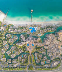 DUBAI, Vereinigte Arabische Emirate - 25. AUGUST 2017: Luftaufnahme des Madinat Jumeirah Resort. - AAEF02754