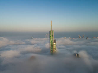 Luftaufnahme von Wolkenkratzern in den Wolken von Dubai, V.A.E. - AAEF02755