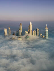 Luftaufnahme von Wolkenkratzern in den Wolken von Dubai, V.A.E. - AAEF02758