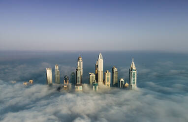 Luftaufnahme von Wolkenkratzern in den Wolken von Dubai, V.A.E. - AAEF02759