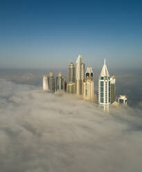 Luftaufnahme von Wolkenkratzern in den Wolken von Dubai, V.A.E. - AAEF02761