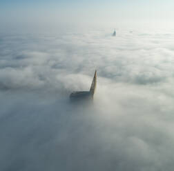 Luftaufnahme von Wolkenkratzern in den Wolken von Dubai, V.A.E. - AAEF02762