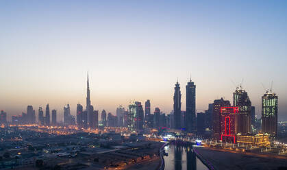 Luftaufnahme des Kanals und der beleuchteten Wolkenkratzer in der Innenstadt von Dubai bei Nacht, Vereinigte Arabische Emirate. - AAEF02779