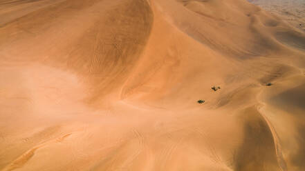 Luftaufnahme einer Quadbahn in den Dünen der Wüste von Sharjah, Vereinigte Arabische Emirate. - AAEF02782