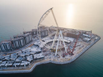 Luftaufnahme des im Bau befindlichen Riesenrads auf Bluewaters Island in Dubai, V.A.E. - AAEF02787