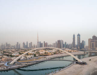 Luftaufnahme der Toleranz-Fußgängerbrücke mit den Wolkenkratzern von Dubai im Hintergrund, V.A.E. - AAEF02788