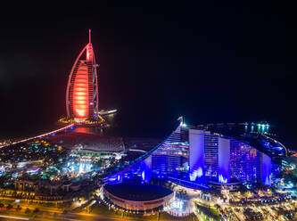 Luftaufnahme des luxuriösen Burj Al Arab Hotels bei Nacht in der Bucht von Dubai, V.A.E. - AAEF02791