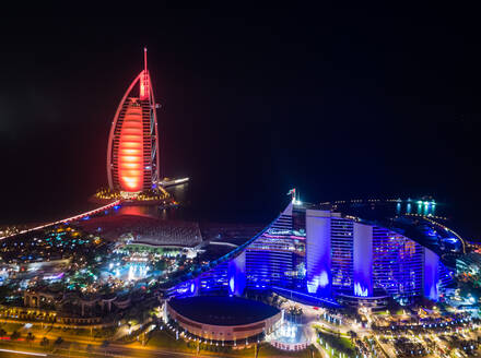 Luftaufnahme des luxuriösen Burj Al Arab Hotels bei Nacht in der Bucht von Dubai, V.A.E. - AAEF02791