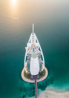 Luftaufnahme des luxuriösen Burj Al Arab Hotels an einem sonnigen Tag in der Bucht von Dubai, V.A.E. - AAEF02793