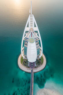 Luftaufnahme des luxuriösen Burj Al Arab Hotels an einem sonnigen Tag in der Bucht von Dubai, V.A.E. - AAEF02794