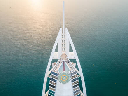 Luftaufnahme des luxuriösen Burj Al Arab Hotels an einem sonnigen Tag in der Bucht von Dubai, V.A.E. - AAEF02795