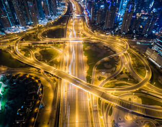 Luftaufnahme des nächtlichen Verkehrs in Dubai, V.A.E. - AAEF02803