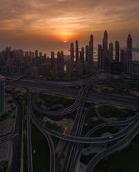 Luftaufnahme des Verkehrs und der Türme in Dubai bei Sonnenuntergang, V.A.E. - AAEF02805