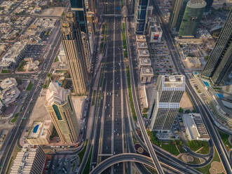 Luftaufnahme der Verkehrsspuren und Wolkenkratzer in Dubai, V.A.E. - AAEF02809