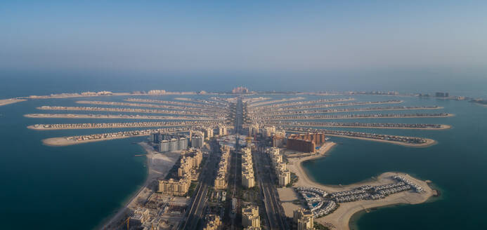 Luftaufnahme von The Palm Jumeirah in Dubai, Vereinigte Arabische Emirate. - AAEF02812