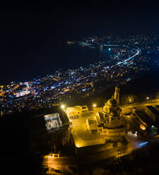 Luftaufnahme der nächtlich beleuchteten St.-Paul-Basilika, Harissa, Libanon.l - AAEF02821