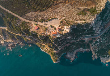 Luftaufnahme der Kirche Mar Semaan am Rande einer Klippe in Batroun im Libanon. - AAEF02827