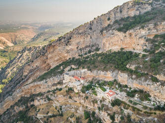 Luftaufnahme des Klosters Hamatoura in Kousba, Libanon. - AAEF02830