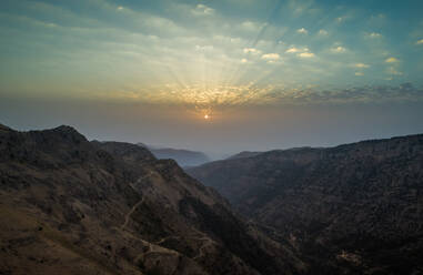 Luftaufnahme des Sonnenuntergangs in den felsigen Bergen, Libanon. - AAEF02834