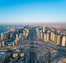 Luftaufnahme der Verkehrsspuren und Wolkenkratzer in Dubai, V.A.E. - AAEF02859